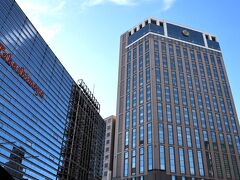 ジョイナス？？高島屋と一緒なの？？
よくわからないけれど、とりあえずこの建物で良さそうだし、入ってみようか。
お隣には横浜ベイシェラトンが聳え立っていました～
オープンしてもう25年が経つんだって。この頃は、今のように外資系ホテルがたくさんなかった時代だったので、外資系って言うだけで、ちょっとワクワクしたなぁ～