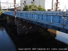 浦島第４号橋梁

会社道踏切北側からの眺めです。
奥に見える建物は三井倉庫の本牧事務所(千若倉庫)です。


三井倉庫：https://www.mitsui-soko.com/company/group/msc/