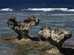 ランチ後は少し移動して古宇利島の映えスポットまでやって来た！
車道からハードロックの案内板に従って脇道入ると、先に有料駐車場（￥100）があります。