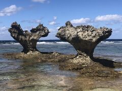 古宇利島の北側の天然ビーチ、ティーヌ浜の正面に二つ並ぶ大きな岩がハートロックと言われる人気スポット！