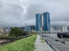 雨が降ってたせいか、気温が26度と下がってくれたお陰でギリギリ徒歩観光が出来る！
でもこの距離はなかなか大変。