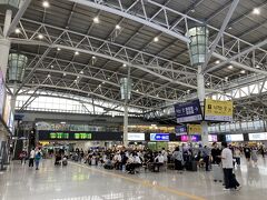 釜山駅（KTX）到着。
中央に英語OKのインフォメーションがありました。
前に並んでた人は「日本語OK？」と聞いていたけど英語だけと言われていました。
釜山、思いのほか日本語通じないみたい。

インフォメーションで目的地への出口はどこが一番近いか聞いて目的地を目指します。