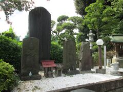 赤羽八幡宮猿田彦庚申塔　江戸時代に多く設置された、板橋街道付近にあった庚申塔が、陸軍敷地内に集約され、そのご変遷を経て、本神社に移設されました。猿太彦大神は道の神または旅人の神として祀られ、神社系の庚申塔に彫られていました