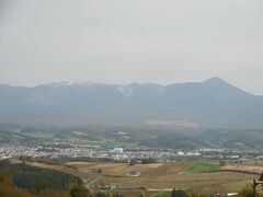 　中富良野から帰る途中、上富良野の千望峠の公園に寄りました。上富良野の街並みと十勝岳連峰がきれいに見えました。