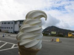 阿蘇山茶屋でミルクソフトクリーム。
火山灰をイメージした黒ゴマのソフトクリームが名物のようでしたが、ここはミルクで。生クリームみたいにクリーミー！