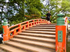 公園内の池にかけられた赤い橋