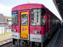 北条町駅に到着しました。団体とかかれた電車を連結しました。
発車まで少し時間があるので駅を見に行きます。