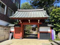 北口前には金剛院というお寺があります。