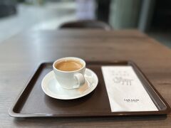 【日本のカルディ】

若い頃なら自分の生活を充実している感を出す為、こういうお店の品物を、興味に任せてを買いまくったものだが..まあ、今の私には覗くだけで十分かなぁぁ...

それにしても...ちょい感じたのは、日本の会社というのは、なんでこうも難儀な場所に店舗を構えてくるのか？...本当に不思議で仕方ない...

車のある方には良いかもだが（にしても結構、細道で時間によっては渋滞するこの通りに...）、この辺に住んでいる日本人以外は、なかなか足を延ばせない様な場所...

この国では、所得層も急速に増え、日本（のプロダクト）が大好きなタイ人が増えているいま、

もっとタイ人が集まる場所／目に止まる場所に出店すれば良いのに...と、つくづく思ってしまう...

（私が初めて駐在を始めた頃の）30年も前の当時から...アジア各地に初進出しては、集客できず、すぐに撤退して、莫大な投資金額をドブに捨てて行く、日本企業、特に大手デパートやスーパー等小売りを目にして来たが...

現地に長く住む日本人が『どうしてこんな場所に店を出すのかなぁ!?』と不思議に思う程、ひどい場所に店舗を出し失敗する事例を山ほど見てきた...本当に事前調査してんのかなぁぁ....みたいな...（結局、現地パートナーのいう事を鵜呑みにして失敗を重ねる事例が昔から本当に多い気が...）

まあ、ただ折角進出したんだから、いつまでも末長く頑張って欲しい...と願ってはいるのだが...