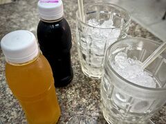 【Rung rueng ー ルンルアン ー】

この時は、ちょうど昼食時間と夕食時間の狭間だったので、ガラガラで行列に並ぶ事も無く、簡単に入店できた。


写真：アイスティを頼んだら...こんな形で出て来た...なんだかなぁぁ...好きじゃないな...こういうの...