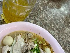 【Rung rueng ー ルンルアン ー】

これが出て来た麺。

「むむむ...これがビブグルマンなんかぁ...」

これが「B級」の真髄なのかなぁ...