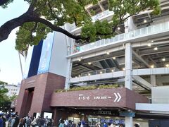 １日目：
当日は関内駅から徒歩移動。横浜スタジアムの横を通りましたが、今日は中日戦のようです（当日夜は中日のユニフォームを着た観光客をよく見かけました）。