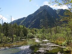 岳沢湿原と六百山

河童橋から15分ほど歩くと人もまばらになり
河童橋の喧騒が嘘のような閑けさになりました。



