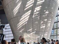 国立新美術館には4つのカフェがある
一番身近な「コキーユ」のアイスティ

コキーユは貝の意味
外壁のうねった曲面は貝に似ている

逆円錐型の柱に西日のシルエットが美しかった
