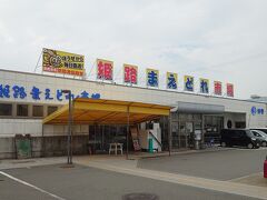 浜から5分くらい歩いて
漁港直営店で昼食