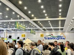 夜8時（日本時間だと12時）過ぎに、ようやくタシケントに着いたと思ったら、ここからも長かった～
ウズベキスタンの人はみなせっかちで、私の隣のおじさんなんて、飛行機が着陸したら、無理やり私を乗り越えて通路に立ちます(@_@)
自国民、外国人とレーンが分かれてたけど、どうもお構いなしに並んでるようで、ちょっとしたカオスでした。