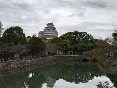 動物園の中に城壕がある