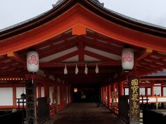 『世界文化遺産』『国賓厳島神社』
外国人観光客も多かったが、お宮参りをするご家族も多くいた。
早めに行ったのでゆっくり見る事ができたが、帰る頃にはツアー客や修学旅行生で大混雑していた。