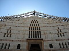 Basilica of the Annunciation（受胎告知教会）

マリアが大天使ガブリエルより、受胎告知を受けた洞窟の上に建てられたという教会です。
326年、コンスタンティヌス帝によって建設されました。
今まで紆余曲折ありましたが、最終的に、1969年に完成しています。
イタリア人建築家Giovanni Muzio（ジョバンニ・ムッツィオ）によって設計されています。