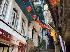 基山街の商店街はまだオープンしてないお店も多かった。帰るときには開いてたから11時からオープンのお店が多いのかも。基山街はなんか天井が低くて洞穴のなかの商店街を歩いてる感じがした。
そこそこ観光客もいたので写真撮れず。

こちらは豎崎路（シュウチールウ）
街を縦に貫く石段。