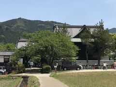 昔は法相宗だったが、江戸時代に天台宗になった 仏頭山橘寺（606年創建）に到着。

実は後で分かったのだが、ここは正門ではなく、西門。
参拝者、観光客の多くは西門から入り、西門から出ていくようなので西門があたかも正門のように見える。
正門は、反対側の東門だった。入山拝観料は４００円。