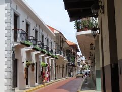 美しい植民地時代を思わせる町並みを歩いていきます。