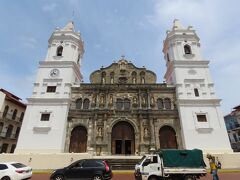 10:46
独立広場に面してカテドラルがあります。
新旧入り乱れたような外観。
後で訪問するパナマ・ビエホから鐘が移設されているそうです。


Catedral Basílica Metropolitana Santa María La Antigua
見学自由（寄付制）