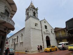 西に歩くとすぐサン・ホセ教会がみえてきます。

Iglesia de San José
見学自由（寄付制）