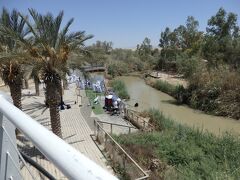 この川がヨルダン川です。
もっと大きな川かと思っていました。
手前はイスラエルのバプテスマ場です。
川の真ん中が国境になっています。

実は100年前は、大きな川でした。
近代になってから、ガリラヤ湖やシリア、ヨルダンから、ここヨルダン川に流れ込む水が生活用、工業用、農業用として取水され、ヨルダン川の水量が激減してしまいました。