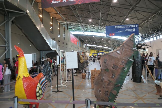 到着ビザは10USDか10EUROと言われる...まあUSDで支払いました. <br /><br />で、無事にマダガスカルに入国できました.<br /><br />まず驚かされるのが、アフリカなのに明らかにアジア系の顔の方々が多い!<br />調べると、紀元前にボルネオ島の南の方からカヌーに乗ってやってきた民族がマダガスカル人の祖先だとか. <br />(ボルネオからマダガスカルまで直線でも7000km～...どんな経緯・経路で(;'∀')...)<br />しかもこの島は稲作が盛んで米が主食、田園地帯も広がってます...本当にアジアにいるんでは?っと錯覚してしまいました!!<br />