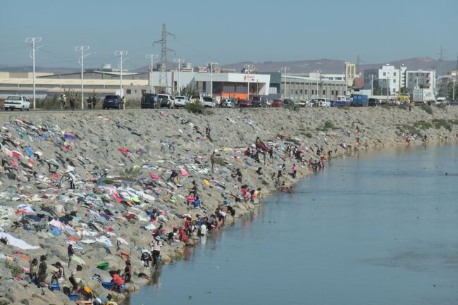 で、空港タクシーで、<br />--------------------------------<br />空港<br />↓<br />アンタナナリボ近郊にある"Lemurs Park" (1時間滞在)<br />↓<br />(アンタナナリボの)泊まるホテル<br />--------------------------------<br />を200000MGAで行ってもらうことに. <br />(相場がわからないので高いのかよくわかりません...)<br /><br />途中、かなりの渋滞にはまる...川辺でみなさん洗濯しているようです!