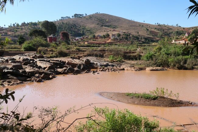 パークの外は川になっており、自然のバリケードとのことです. <br />(キツネザルは川へは逃げ出さないとのこと)