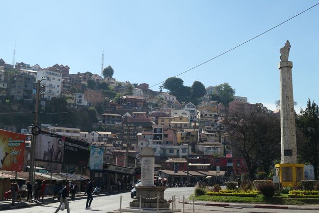 翌日の早朝!<br />「アンブヒマンガの丘の王領地」に行くまで少し時間があったので、Queen's Palaceに向かってみます. <br />坂がキツイので、タクりました(Queen's Palaceまで15000MGAだったかと思います)