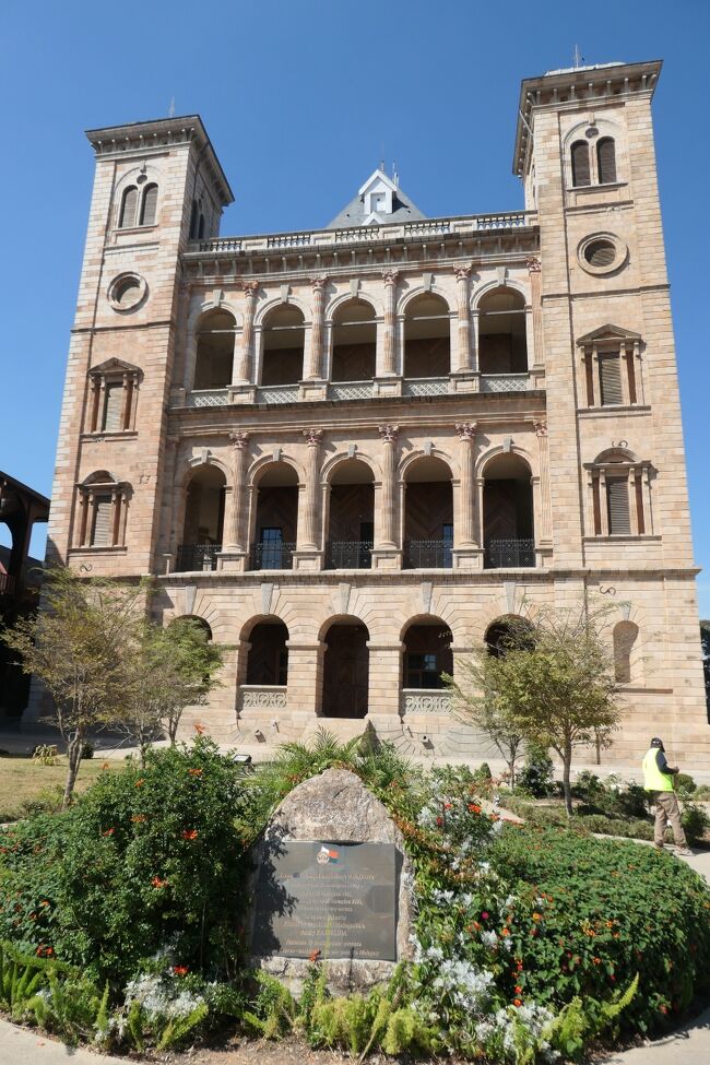 で、Queen's Palaceです. <br /><br />入場料40000MGA取られました...わりと高い!<br />(ただ、ガイドは不要で周れました)