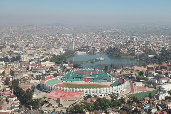 そのパレスの上からのアンタナナリボ!<br />昨日行ったアノジー湖や、スタジアムが見れました!!