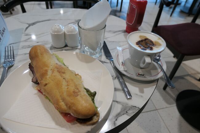 この日はホテルのレストランで食事をとりました. <br /><br />翌日の帰国前に、世界遺産「アンブヒマンガの丘の王領地」に行きたかったので、ホテルのスタッフに相談したら、"ホテル→アンブヒマンガの丘の王領地→空港"を130000MGAで手配してくれました! <br />