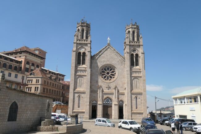 その帰りは徒歩でホテルまで戻りました!<br /><br />途中にあったカテドラル. <br />中に入れましたが、日曜日だったので絶賛"ミサ中"でした!!