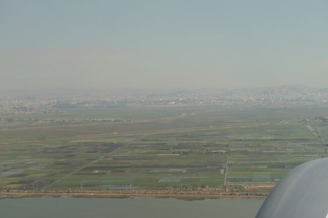 それではアンタナナリボから出発です!<br /><br />上空から見ても分かる通り、周りは本当に田園地帯なんです(;^_^A