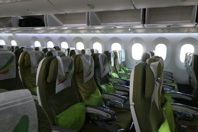 (ICNまでは満席に近かったのですが)多くの乗客がICNで降り、"ICN->NRT"区間は本当にガラガラでした(;'∀')<br />乗客率10%程度(?)3連休の末日でこれは...ちょっと心配ですね(;^_^A<br /><br />終わり!