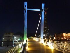 日が暮れたので、夜景を見に行ってみましょう。まずは、ホテルの目の前にある、ブルーウイングもじから。青がきれいです。