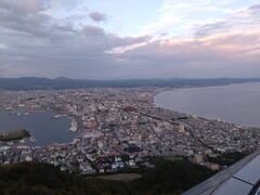 はい！
これが有名な函館山からの景色ね！
夜景はみませんでしたし、是非皆さんには現地で堪能していただきたい。
控えめにいっても絶景ですよ！
夕暮れでこれだけ綺麗なのですから。

そしてＳちゃんはロープウェイであがってきませんでした…。
わしとロマンティックな雰囲気になるのが嫌だそうな…違うか…。
実はね、山頂にくるバスが17：30出発で、わしこれとったの17：00…。
「待たせるのもあれだし、いいよ」と。あと「クレープ屋さん売り切れててたべられなかったよ」とも…おい！ロープウェイという選択肢は捨てたらしい。
きっと路面電車の駅から歩くからだな…
赤レンガで待つと…

ロープウェイ駅でお土産屋を冷やかしたのち（限定”ゆきお”は買った）、下りはロープウェイです。
片道のロープウェイ料金は1200円ですよ。
夜景目当ての人たちが大挙して押し寄せるのを横目にみつつ下山です！
羆はいませんでした～痕跡もなかったですよ。
