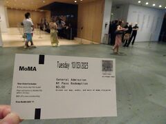 次に来たのは近くのニューヨーク近代美術館、MoMa。
ここもスマホのGo CityのQRコードを提示するだけでチケットをもらえました。