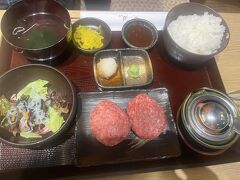 以前気に入っていたお店が、焼肉屋さんに変わってずーっと行きたいと思いつつ行けてなかった。
ようやく行くことができました。
一応予約して行ったら、待っているお客さんが。予約正解！
タブレットで注文。値段は手頃。何を食べようか迷ったけど、カルビ定食は捨てがたい。ということで、カルビ定食とハンバーグ定食を一つずつ頼み、シェアすることにした。
自分で焼いて食べるハンバーグ。どんな味かな。
