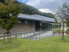 れきしるこまきという「小牧山城史跡情報館」。は、織田信長が築いた小牧山城の石垣や城下町、小牧・長久手の合戦など、小牧山を取り巻く歴史を、模型や映像を多く使って紹介。
企画イベントとして、この日は合戦コスプレみたいなのをやってたけど、見学終わってイベントの部屋をのぞいたら、片付けてました。3時くらいには終わりなのかな。

入場料は200円。自動販売機で購入。電子マネーでも払える。そして、御朱印もこの自動販売機で信長バージョン、家康バージョンを購入できる。