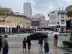 ブギス駅へ到着し
ブギスストリート(ショッピングストリート)へ直行。
雨が降ってきました。
