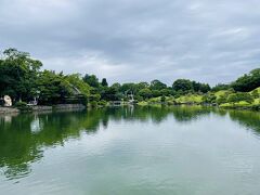 県庁から徒歩10分ほどで水前寺成趣園に到着。

肥後藩細川初代藩主忠利が、鷹狩に来たときに気に入ったとされ、350年の歴史を誇る。入園料は￥400