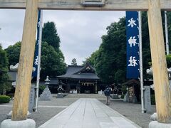 園内にある出水神社。御祭神の初代細川幽斎公で、歴代14藩主奉祀されている。この鳥居は2016年に熊本地震で倒壊したが、2020年に南郷檜で再建された