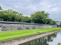 水前寺公園前から路面電車に乗って熊本城前で下車。下車するとすぐに長塀が見える。重要文化財に指定されている