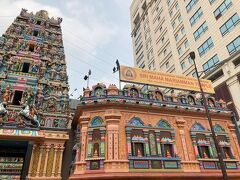 Kuil Sri Maha Mariamman
スリ マハ マリアマン寺院

土足禁止なので履物を預ける必要がある。
入口脇に預かり所があって20セントで預かってくれます。