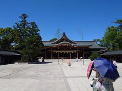 東海大学をあとにして寒川神社にやって来た。
車についてる寒川神社の御守がボロボロなったので更新するためよ。